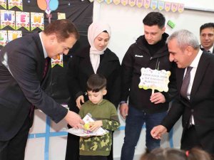 Vali Akbıyık Öğrencilerin Karne Sevincine Ortak Oldu