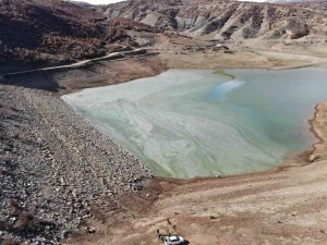 Kuraklığın Etkisindeki Gölet Çiftçiyi Endişelendiriyor