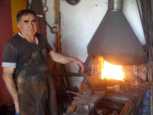 Karamanlı Demirci 52 Yıldır Körüğün Başında Demiri İşliyor