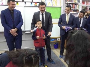 Bu Sınıfa Ayakkabı İle Girilmesi Yasak: Ev Ortamında Eğitim Gören Öğrenciler Karnelerini Validen Aldı