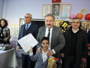 Başkan Palancıoğlu, Öğrencilerin Karne Heyecanına Ortak Oldu