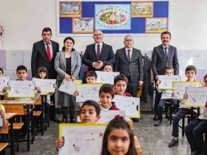 Öğrencilerin Karne Heyecanına Vali Ve Belediye Başkanı Da Ortak Oldu