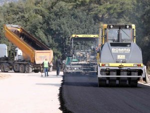 Bodrum Mümtaz Ataman Caddes’inde Sıcak Asfalt Dökümü Devam Ediyor