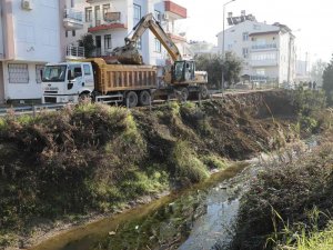 Manavgat Belediyesi Heyelandan Zarar Gören Kanal Kenarını Düzenliyor