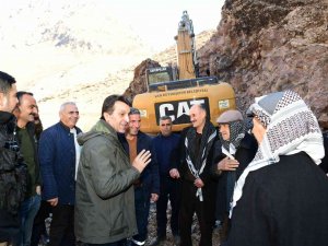 Çatak’ta Araç Yolu Olmayan Yaylaya Yeni Yol Yapılıyor