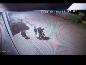 Otomobil Lastiklerini Kıyafet Gibi Giyip Çalan Hırsızlar Kamerada