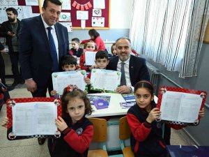 Bursa’da 660 Bin Öğrencinin Karne Sevinci