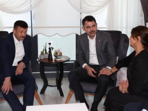 Bakan Kurum’dan Depremzede ’Hatice Abla’ya Yeni Konutunda Ziyaret