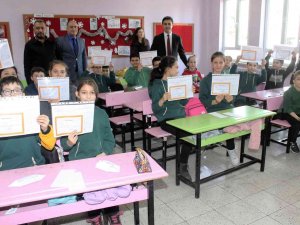 Manyas’ta Öğrencilerin Karne Sevinci