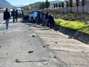 Bordür Taşına Çarpıp Kanala Giren Otomobilin Sürücüsü Yaralandı