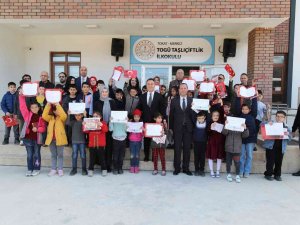 Üniversitede Açılan İlkokulda Karne Heyecanı