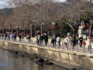 Ocak Ayında Vatandaşlar Sıcak Havayı Görünce Sahile Akın Etti