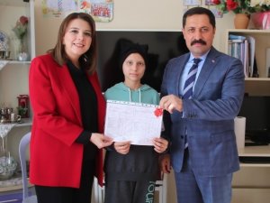 Evde Eğitim Alan Hicran’ın Karnesi Vali Masatlı’dan