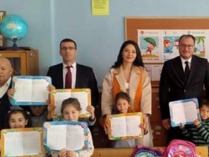 Kaymakam Arıkan Hayırsever Gümüşlü İle Birlikte Karne Dağıttı