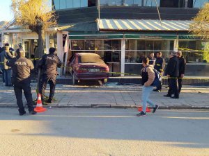 Yozgat’ta Otomobil Kafeye Daldı: 5 Yaralı