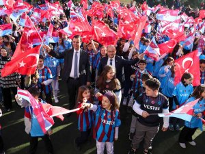 Başkan Ahmet Ağaoğlu, Öğrencilere 10 Bin Forma Hediye Etti