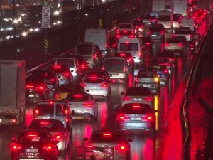 İ̇stanbul’da Yağmur Trafiği: Yoğunluk Yüzde 90’a Ulaştı