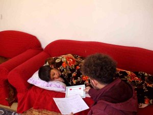 Hasta Öğrencisine Karnesini Evinde Vererek Sürpriz Yaptı