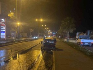Otomobil Kaldırıma Çarparak Taklalar Attı: 4 Yaralı
