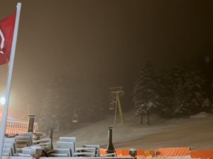 Kar Kalınlığı 16 Santimetreyi Geçti, Vatandaşlar Uludağ’a Akın Etti