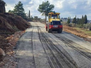 Kuşadası’nda Yol Çalışmaları Devam Ediyor