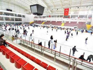 İ̇zmir’de Karneyi Alan Buz Pistine Koştu