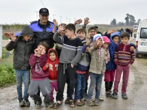 Polisin Çocuk Sevgisi