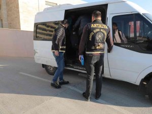 Antalya’da Toplam 84 Yıl Hapis Cezasıyla Aranan 5 Firari Yakalandı