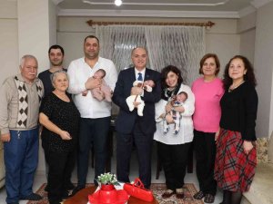 Başkan Özlü’den Üçüz Bebeklere Sürpriz Ziyaret