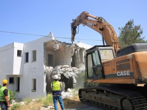 İ̇mara Aykırı Yapıların Yıkımı Devam Ediyor