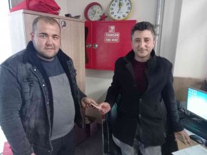 Bulduğu Cüzdan Ve Paranın Sahibine Ulaşmak İçin Kapı Kapı Dolaşıyor