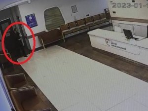 Bursa’da Hava Soğuk Diye Hastanede Kalan Evsiz Şahıs, Bilgisayarları Çaldı
