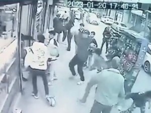 Kavgayı Ayırmaya Çalışan Esnafa Tüplü Saldırı Kameraya Yansıdı