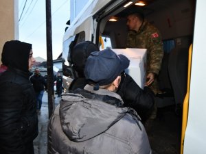 Kosova’da Görev Yapan Türk Askerinden Selzedelere Kıyafet Yardımı