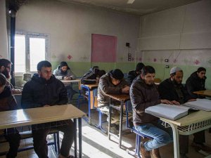 Suriye’deki Savaşta Gözlerini Kaybeden Siviller, Aldıkları Eğitimle Yeniden Okuyabiliyor