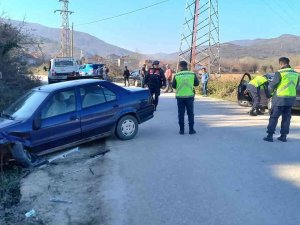 İ̇ki Araç Kafa Kafaya Çarpıştı: 3 Yaralı