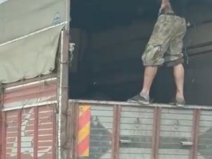 Seyir Halindeki Kamyonetin Kasa Kapağında Tehlikeli Yolculuk
