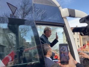 Bursa’da Binlerce Kişi Cumhurbaşkanı Erdoğan’ı Bayrak Ve Karanfillerle Karşıladı