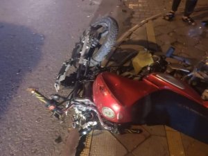Motosiklet Aydınlatma Direğine Çarptı: 1 Yaralı