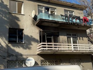 İ̇kamette Çıkan Yangında 1 Kişi Hastaneye Kaldırıldı