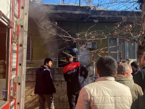 İ̇tfaiye Ekipleri Kapıyı Kırarak Yangına Müdahale Etti