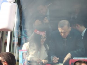 Erdoğan Kitabını İmzaladı, Genç Kız Gözyaşlarına Boğuldu