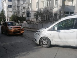 Hafif Ticari Araç İle Otomobil Kafa Kafaya Çarpıştı: 1 Yaralı