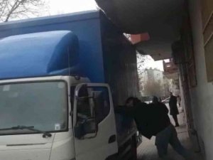 Yüksekliği Hesaplayamadı, Kamyoneti Balkon Duvarına Sıkıştırdı