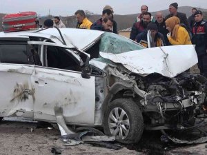 Elazığ’da Otomobil Kamyona Çarptı: 2 Yaralı