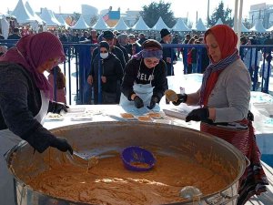 Hamsi Festivali’nde Kuymak İçin Uzun Kuyruk Oluştu