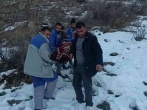 Kayalıklardan Aşağı Yuvarlanan Kaski̇ Çalışanı Yaralandı