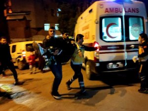 İ̇şyerinde Silahlı Saldırıya Uğrayan Arkadaşını Kucağında Taşıdı