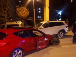 Üç Aracın Karıştığı Kazada 2 Kişi Yaralandı