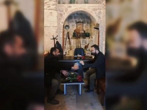 İ̇sveç’te Kur’an-ı Kerim Yakma Girişimine Karşı Mardinli Gençler Kiliselerde Gül Dağıttı